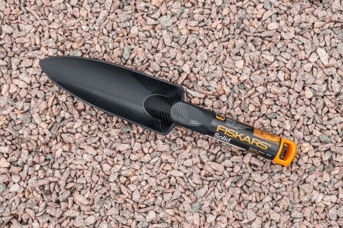 detail Přesazovací lopatka Fiskars černá