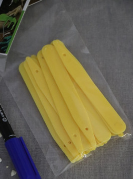 Jmenovka zápich Rosteto žlutá (sada 20ks)