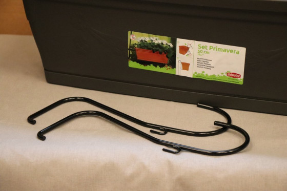 detail Truhlík na květiny PRIMAVERA s háky 50 - antracit