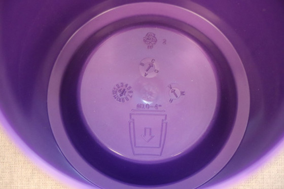 detail Fialový květináč Academy