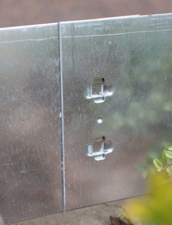 detail Kovový obrubník s hroty - pozinkovaný