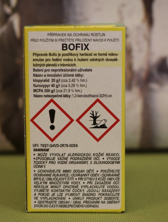 detail Plevel v trávníku STOP 50ml