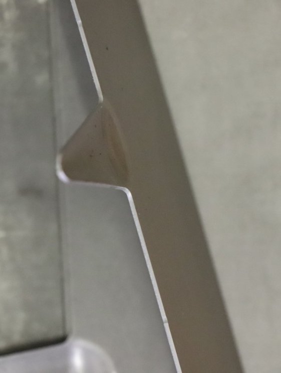 detail Kovový obrubník s hroty - Cortenová ocel