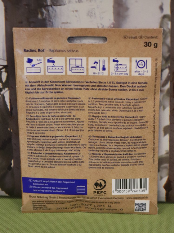 detail Bio klíčky ředkve seté, červené