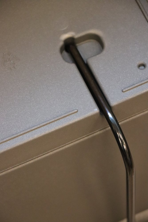 detail Truhlík na květiny PRIMAVERA s háky 50 - antracit