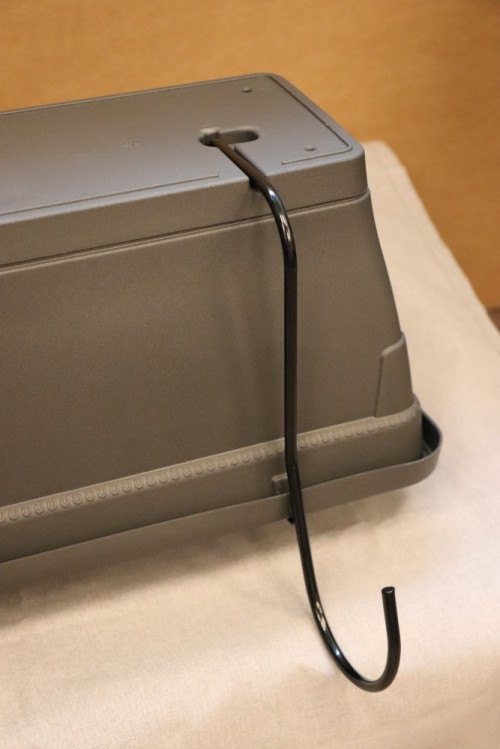 detail Truhlík na květiny PRIMAVERA s háky 50 - antracit