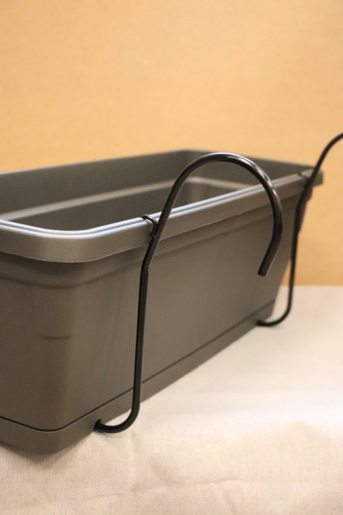 detail Truhlík na květiny PRIMAVERA s háky 50 - antracit