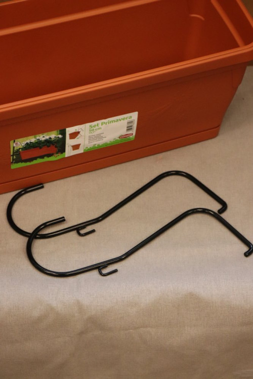 detail Truhlík na květiny PRIMAVERA s háky 50 - terracotta