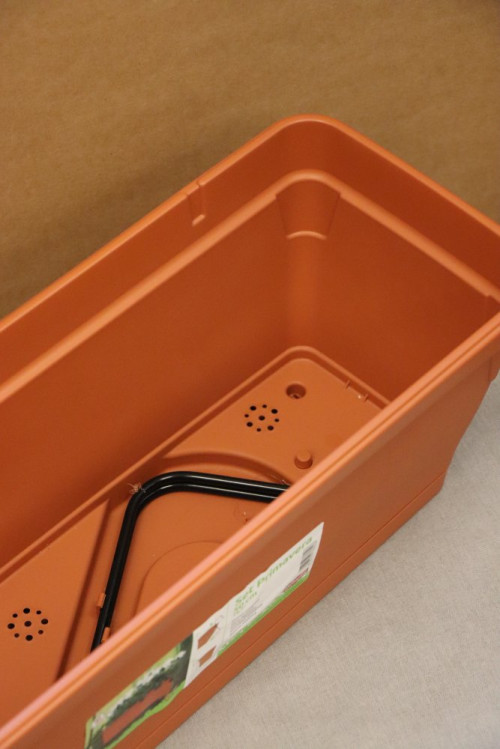 detail Truhlík na květiny PRIMAVERA s háky 50 - terracotta